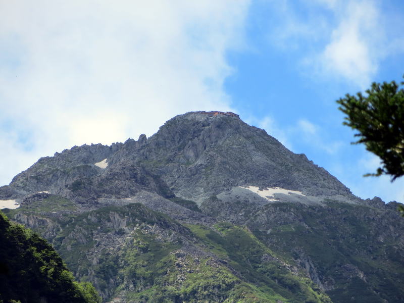 北穂高岳と北穂高小屋