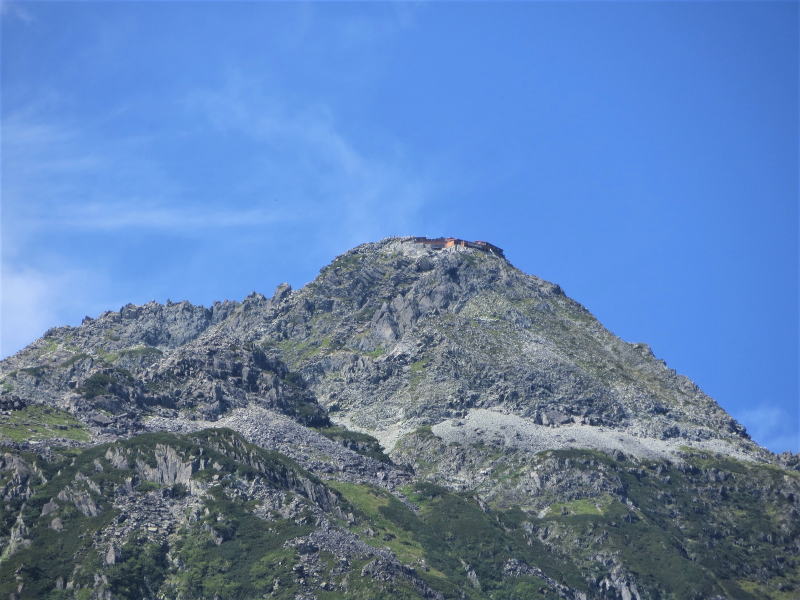 北穂高岳と北穂高小屋