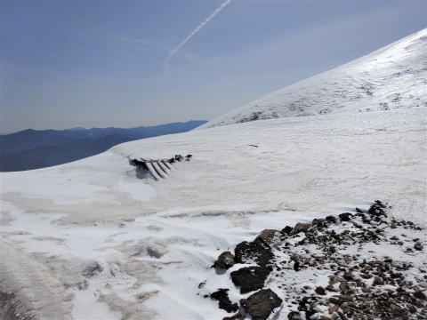 硫黄岳山荘は雪に埋もれています