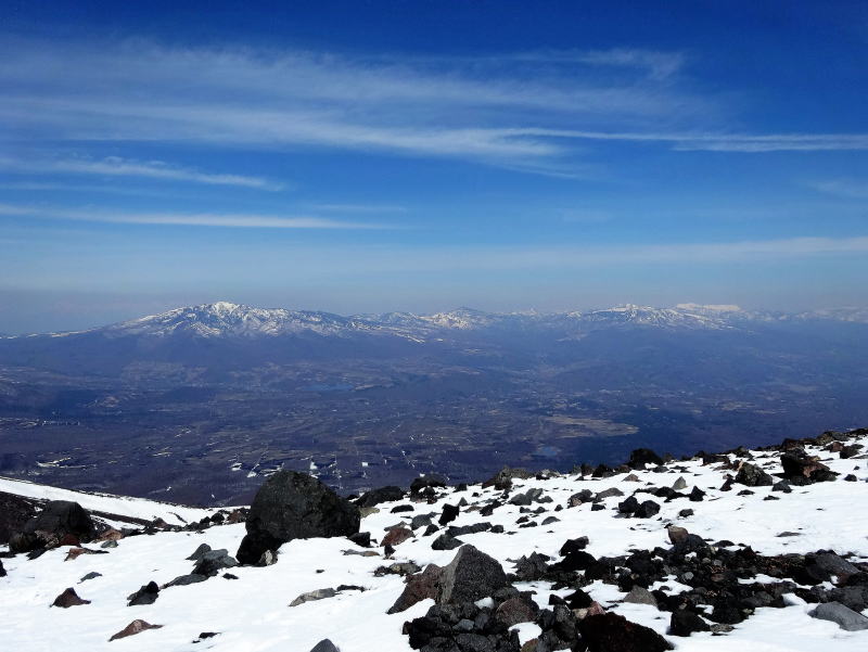 浅間山から四阿山を見る