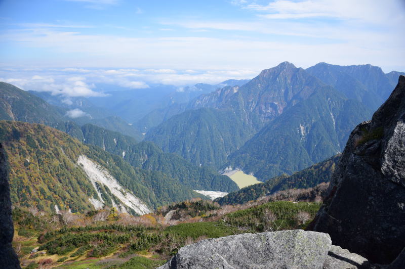 烏帽子岳山頂から見下ろす高瀬ダム