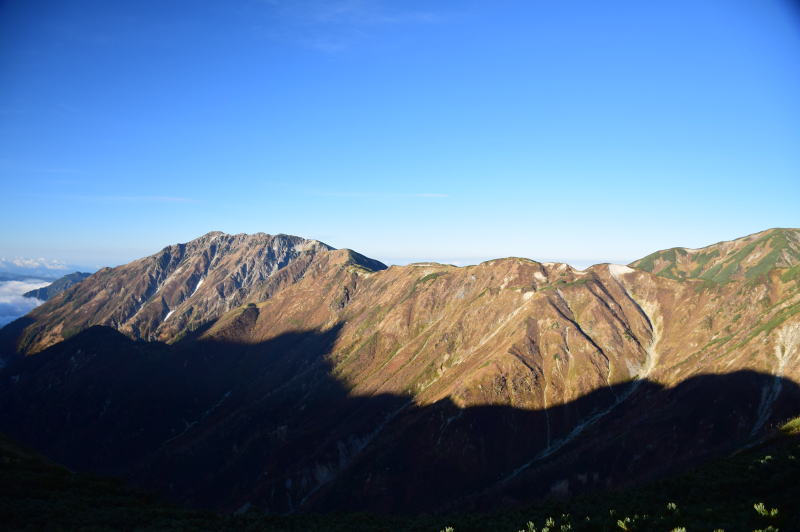 槍ヶ岳の影が写った弓折岳