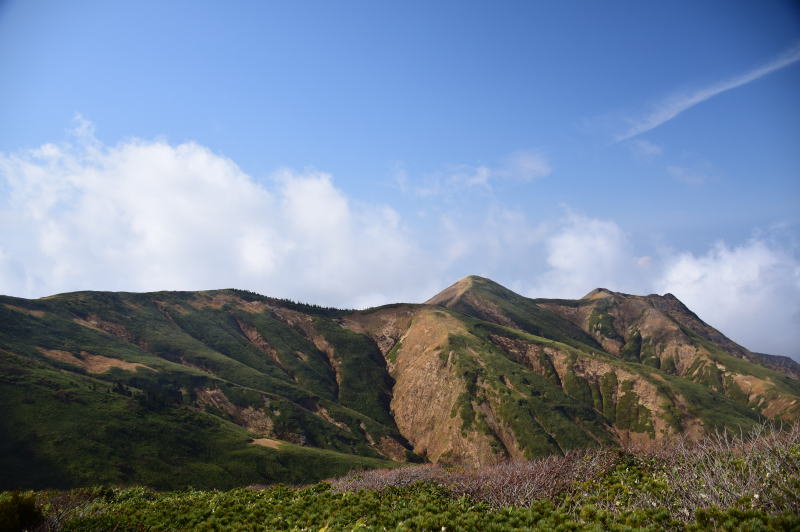 牛ヶ岳から割引岳を見る