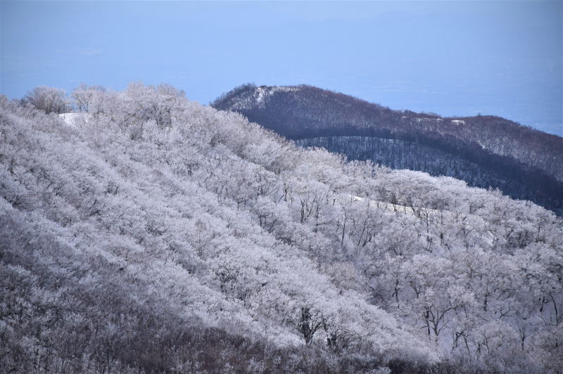 赤城駒ヶ岳（左）、奥は長七郎山