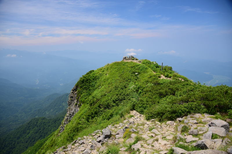 雨飾山南峰から見る雨飾山北峰