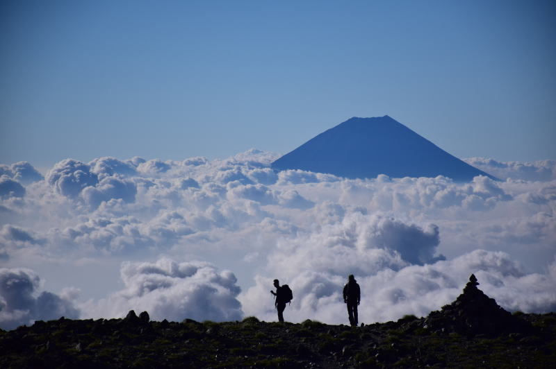 間ノ岳山頂にて、富士山を望む