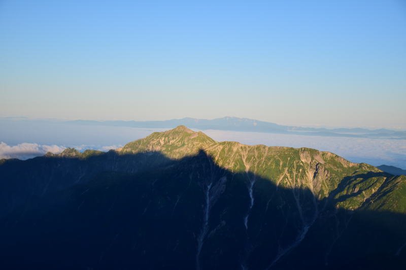 笠ヶ岳に槍ヶ岳の影